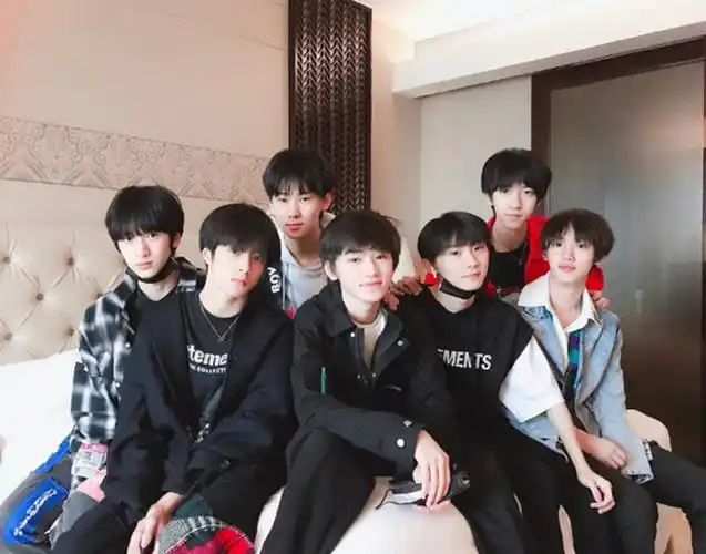 而且,2020年4月3日,时代少年团也发行了一首名为《爆米花》的歌曲献给