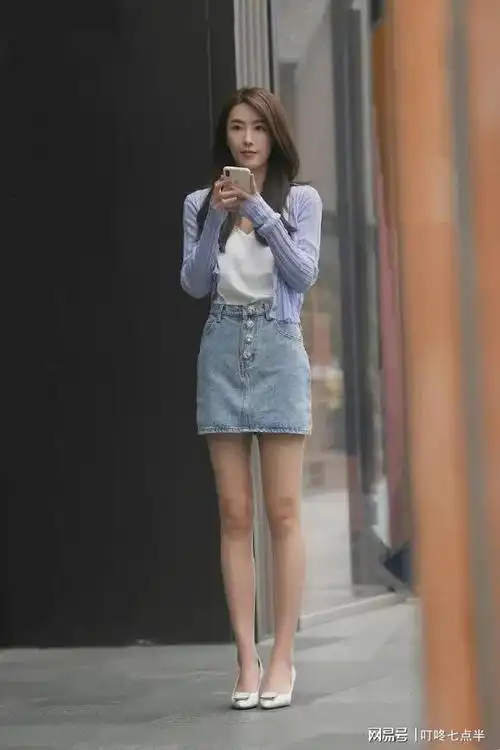 超火爆最流行的牛仔超短裙搭配白色高跟鞋穿搭攻略分享
