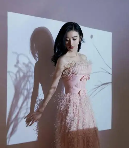 原创景甜一袭樱花粉长裙现身广州甜丝都怪我童话书忘锁司藤公主就出来