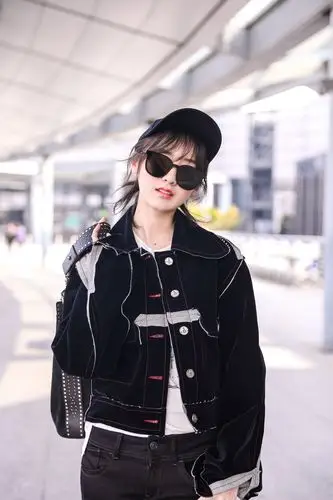 袁冰妍曝机场个性街拍暖萌少女展现率性真我