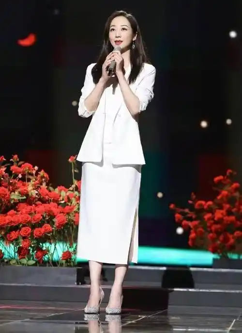 西装下面不一定要配裤子,学学韩雪带火的"新穿法",更显高级_气息_款式