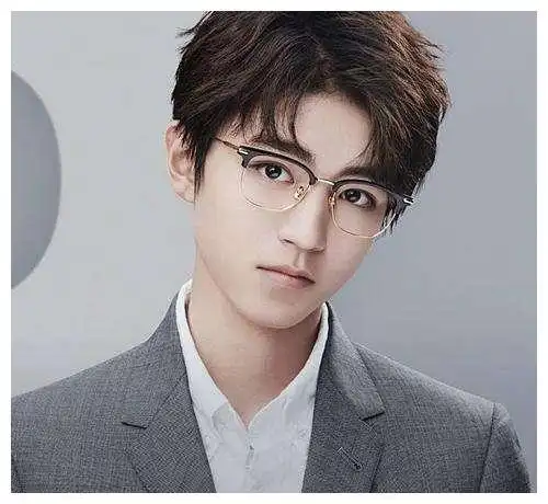 戴眼镜的男星们,李现儒雅朱一龙温柔,易烊千玺帅到窒息