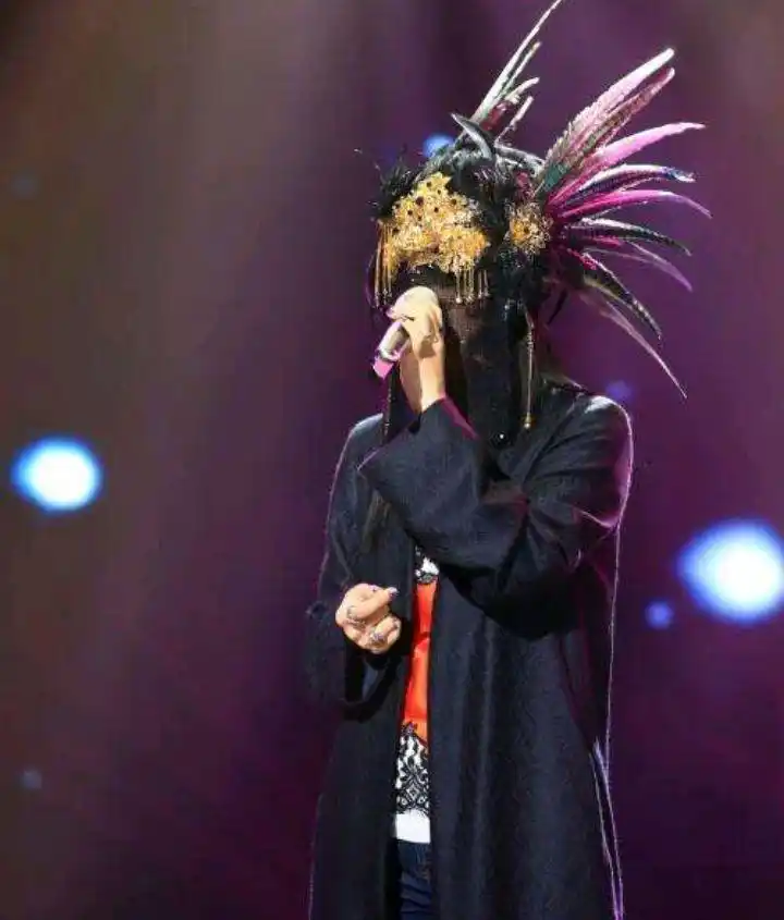 薛之谦参加《蒙面唱将》,应该是最失败的唱将,因为没有一丝悬念