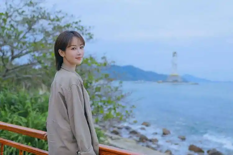 杨紫海风静谧大片温柔美好 短发清爽穿衬衫气质淡然