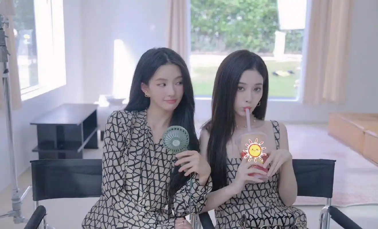 徐艺洋,刘些宁两位甜妹长得有点像呐,真是美女一个样 #刘些宁