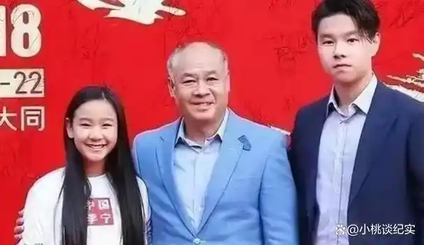 体操王子李宁身家过百亿头发斑白尽显老态六旬妻子依然貌美