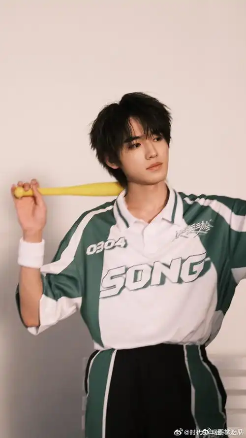 宋亚轩po四宫格##宋亚轩运动系男孩#宋亚轩po出的这四宫格照片,是对