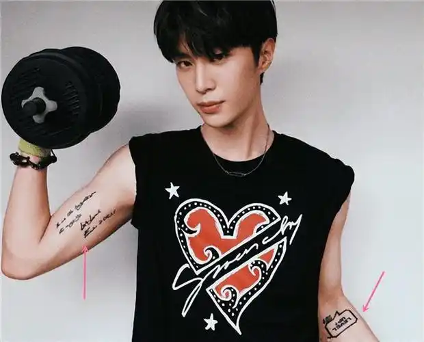 网传范丞丞将黄明昊纹上身疑似出柜,范丞丞粉丝站辟谣:假到离谱|纹身