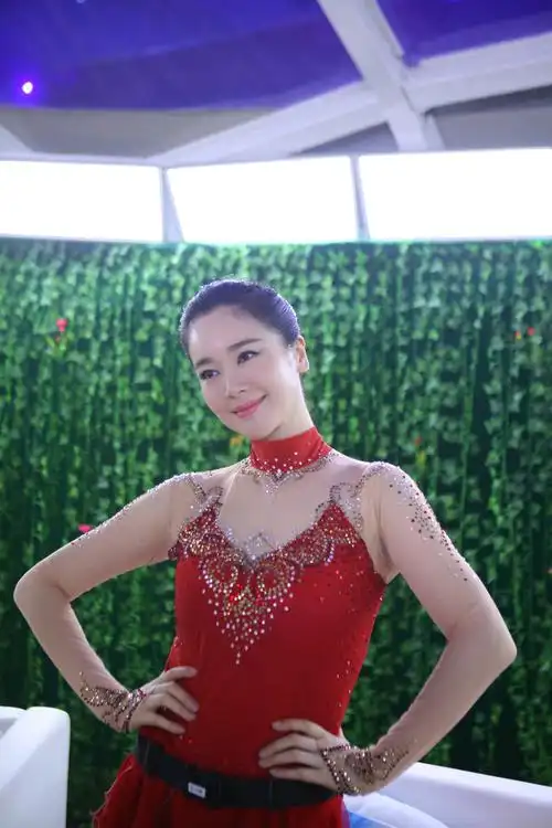 学过舞蹈44岁依然身姿挺拔的左小青