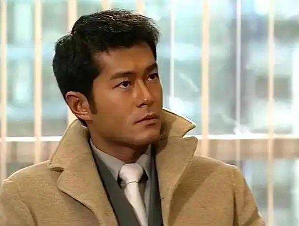 然而,一些网友发现古天乐的面部肌肉变得僵硬,说话或微笑时,苹果肌