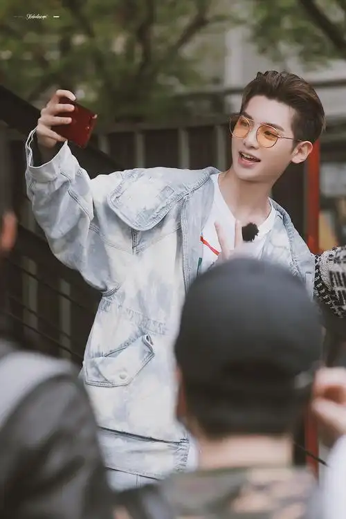 黄明昊大背头 justin黄明昊台湾综艺录制路透图～一身牛仔look 大背