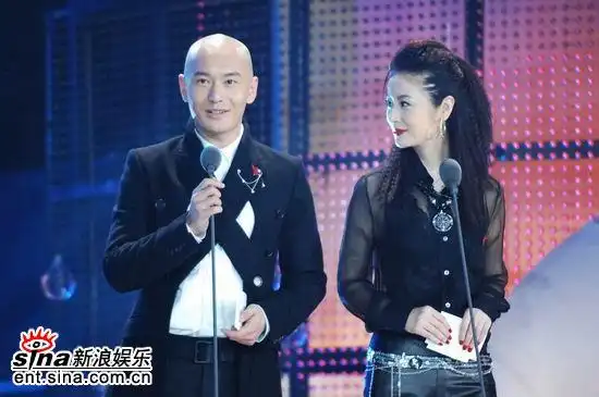 图文:黄晓明抖包袱 林心如凝视似含情脉脉