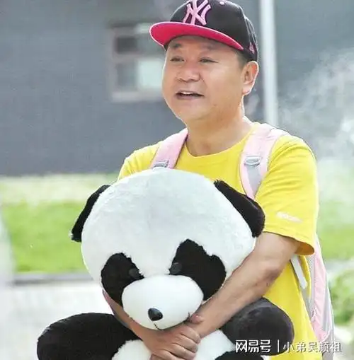 药匣子一样都是农村人,性格有相同之处,但在范伟的演绎下,三个人并不