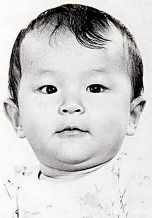 46位明星童年照:李连杰动作好帅!姚晨的嘴巴从小就这么大了?