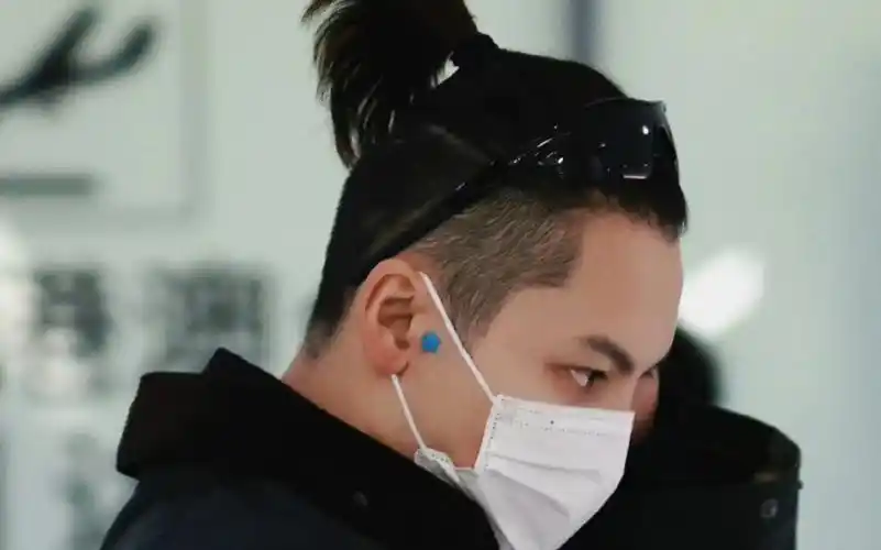 陈伟霆上海到达,大背头高马尾造型超酷