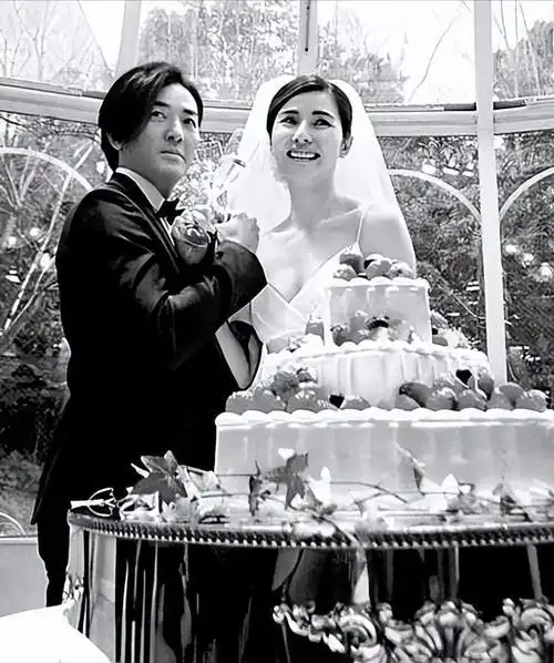 51岁蒙嘉慧回港赚钱,断崖衰老像60多,网友:老太快!不敢认