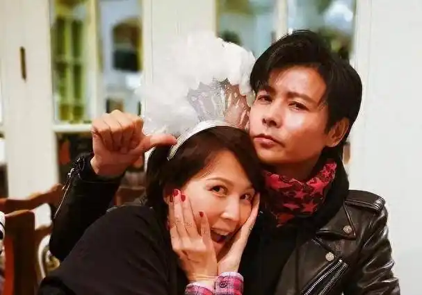 张晋她一直拒绝我一直找我玩蔡少芬捏住他的嘴别跟他们说