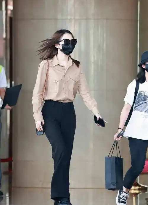 孟美岐的腿是啥水平?"贴肉裤"也能穿出褶皱感,这身材常人羡慕不来