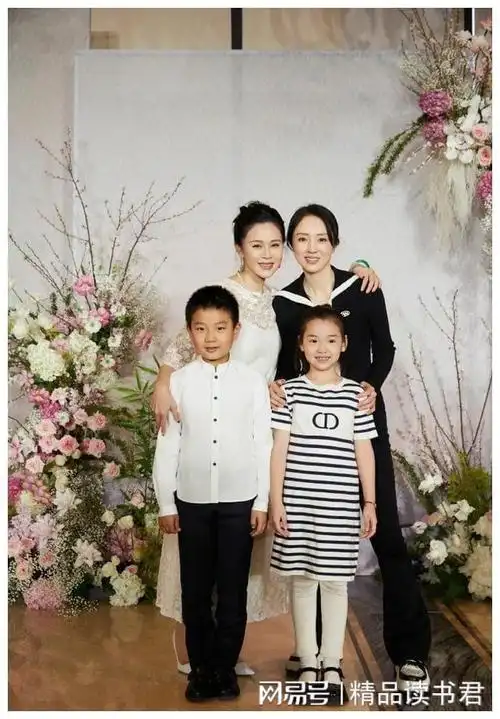 杨紫全家福曝光三个孩子与爸爸神似女儿超一米七