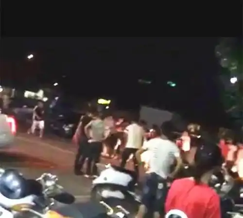 震惊玉林这群人在某酒吧打群架直接干到街上