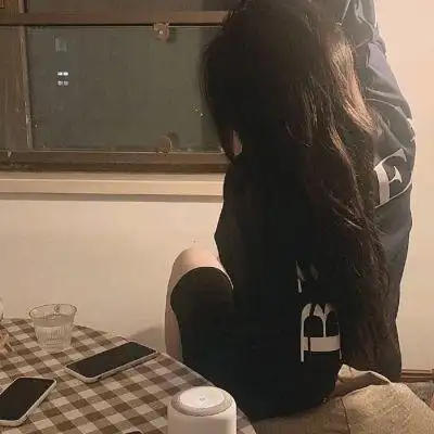 部位女头不露脸,用手用东西遮挡住的-女生头像