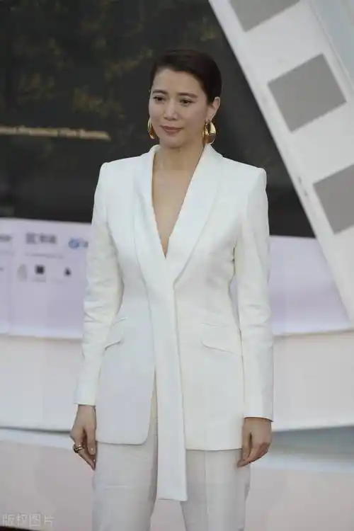 第三位:袁咏仪.她是1990年香港小姐冠军以及最上镜小姐奖.