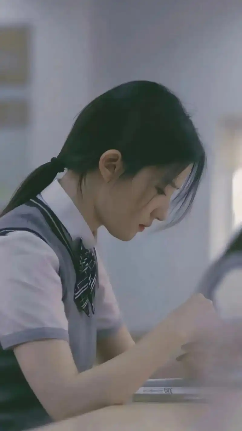 刘亦菲 校服壁纸.#刘亦菲 #校园风 #学生时代 #热门 - 抖音