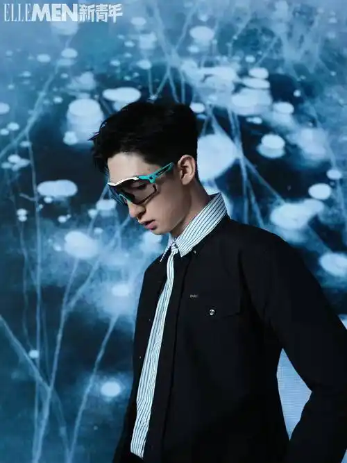 杂志封面释出,照片中冰刀与西装反差感十足,武大靖面容冷峻十分帅气