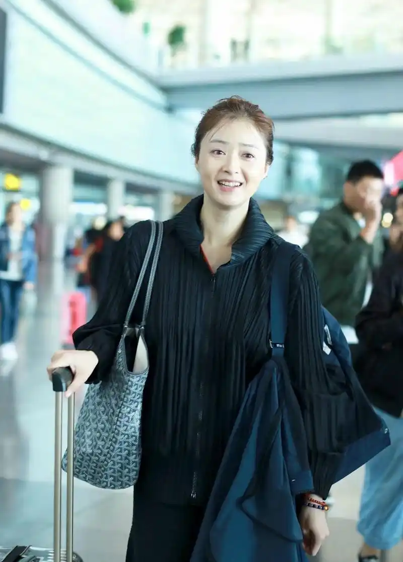 蒋欣机场素颜照,白白嫩嫩的皮肤很清透,没有一点架子,穿衣很朴素#明星