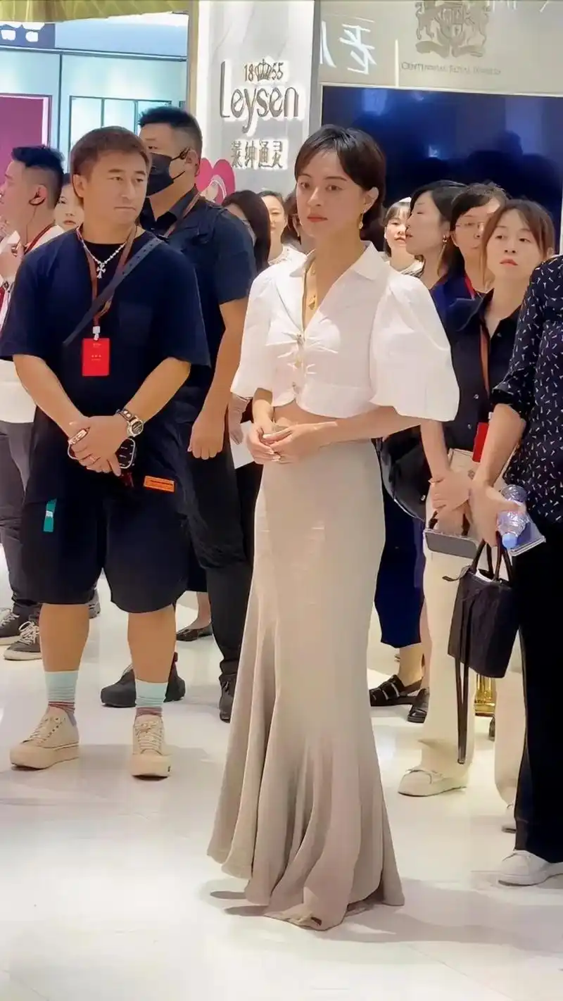 孙俪 在武汉出席某品牌活动,她和邓超icon的相似程度让人 - 抖音