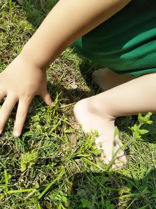 中班主题活动《光着脚丫去旅行》