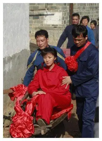 师小红与谢兰因戏生情甘做丁克哪知老来得子如今家庭幸福美满