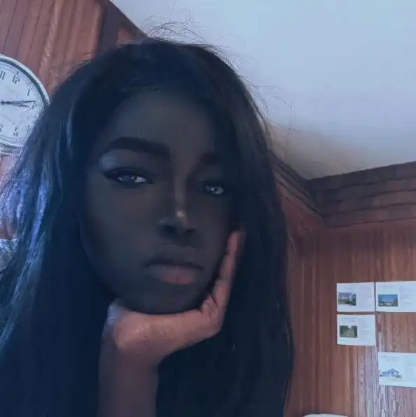 女子皮肤非常黑,但身边从不缺乏追求者,颜值让人感到意外