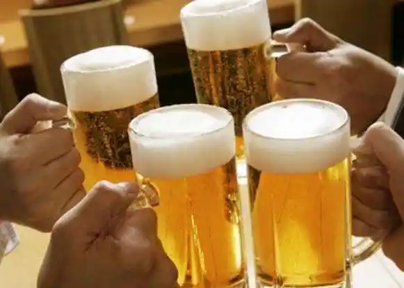 女人每天晚上喝点啤酒对身体好吗(女人晚上喝啤酒的好处和坏处)_捷讯