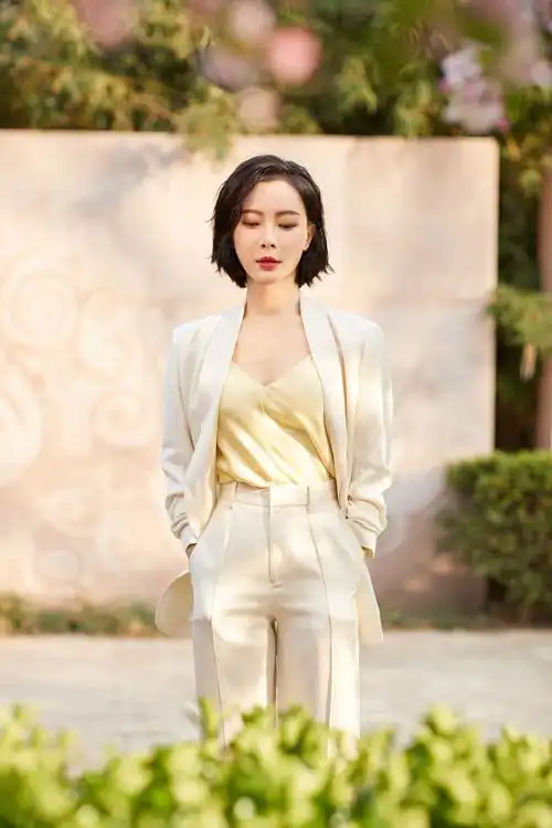 陈数西装的穿搭,好洋气 读者:减龄女神当之无愧