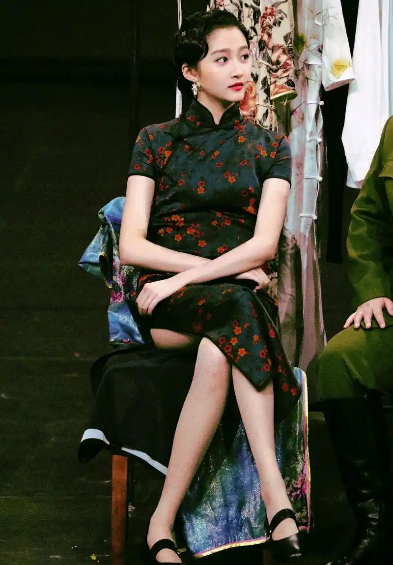 关晓彤化身民国特工,两套旗袍造型超美