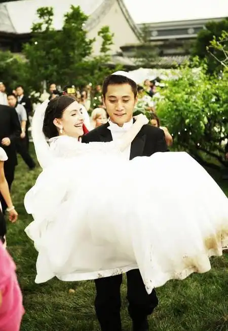 八卦频道 刘烨结婚 新闻  昨日(5日),持续近5个小时的婚礼,宣告刘烨