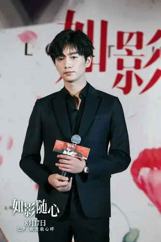 陈晓杜鹃拍床照《如影随心》成七夕最受"两个人一个人"期待之作