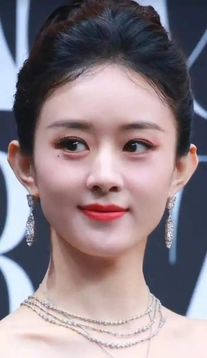 赵丽颖状态太好了,生图怼脸拍也无所畏惧.