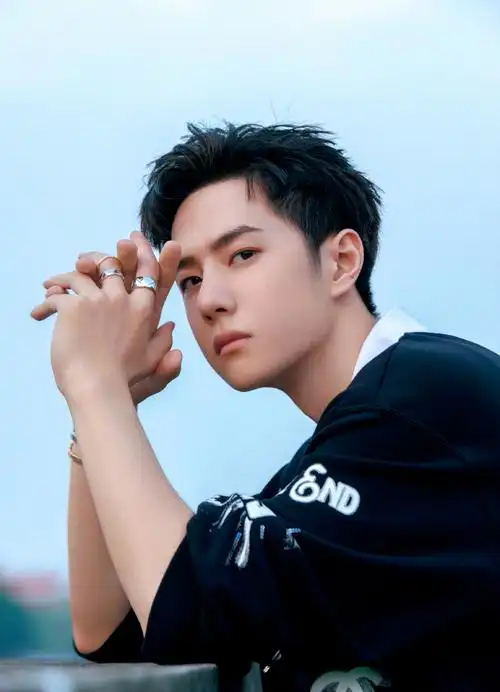 王一博休闲帅气写真图片_王一博帅气侧颜照图片_三千图片网