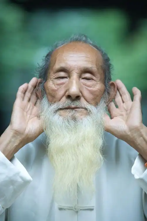 拿着一把大斧头的胡子男人