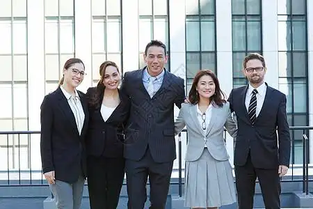 户外站成一排的商务人物合照图片素材