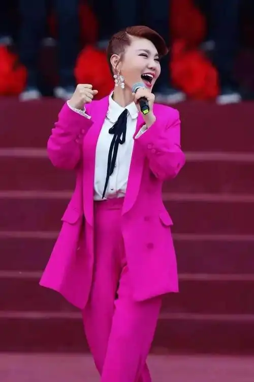 乌兰图雅助力圆梦行动争做青年引路人