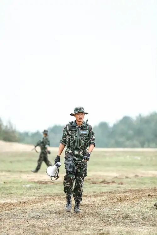 《真正男子汉》杨幂佟丽娅泥水作战高清图片