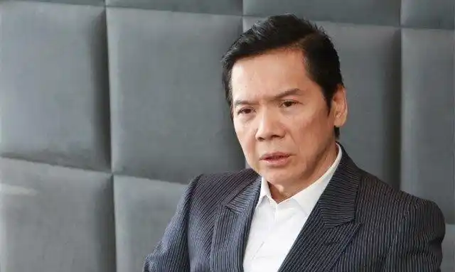 大哥向华强:在香港只手遮天,娱乐圈无人敢惹,原来他这么厉害