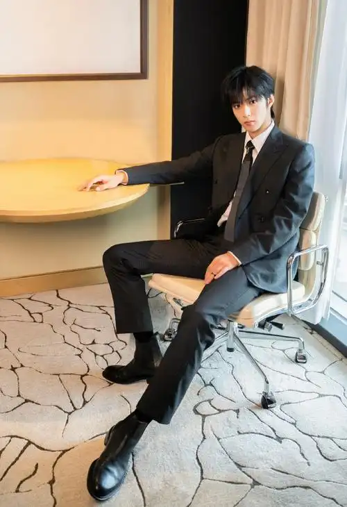 刘耀文来啦   ～   今天以一身 louis vuitton 西装造型随《第二十条