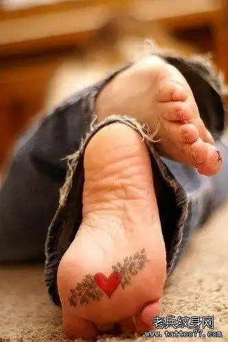 小清新脚底红心纹身图案