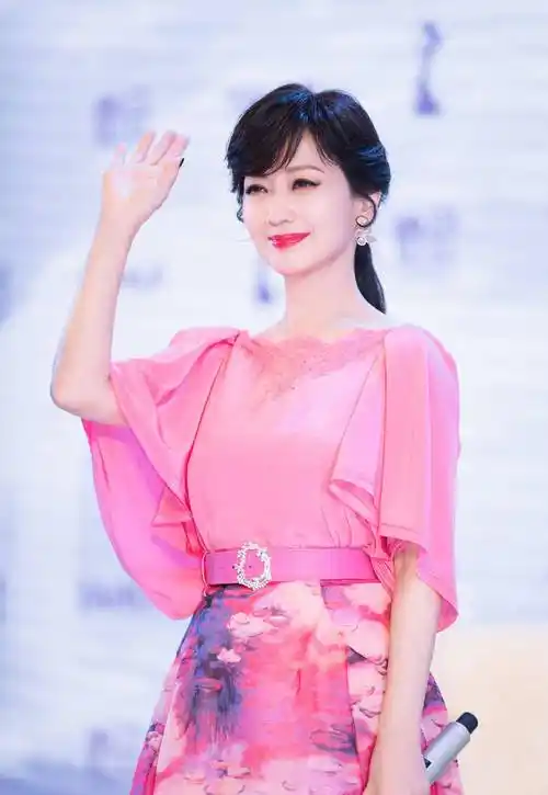 赵雅芝冬日穿搭好温暖,橘色毛衫搭配长筒靴,减龄时髦又高级_粉色_显得