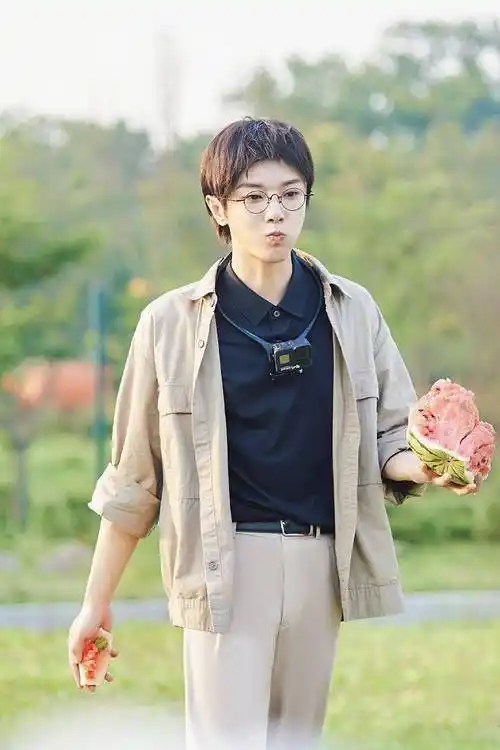 华晨宇发布萌探探探案2花絮照嘟嘴摇蒲扇变可爱萌男