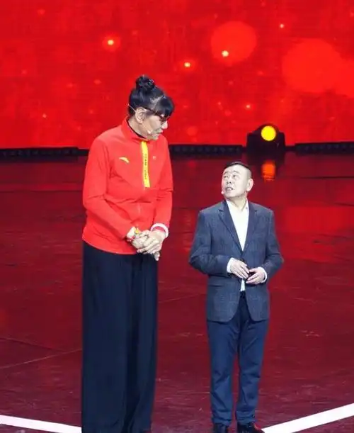 原创最萌身高差!63岁潘长江与女篮运动员郑海霞同框,在她怀里像小孩